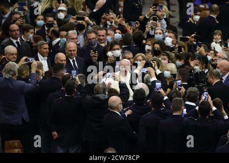 Città del Vaticano. 28 settembre 2020 - Città del Vaticano (Santa sede) - PAPA FRANCESCO durante l'udienza ai dirigenti e agli agenti dell'Ispettorato di pubblica sicurezza Varican (polizia Italiana) con i loro familiari, in occasione del 75° anniversario di istituzione ad Aula Paolo VI in Vaticano. © EvandroInetti via ZUMA Wire Credit: Evandro Inetti/ZUMA Wire/Alamy Live News Foto Stock