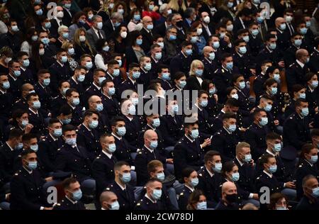 Città del Vaticano. 28 settembre 2020 - Città del Vaticano (Santa sede) - PAPA FRANCESCO durante l'udienza ai dirigenti e agli agenti dell'Ispettorato di pubblica sicurezza Varican (polizia Italiana) con i loro familiari, in occasione del 75° anniversario di istituzione ad Aula Paolo VI in Vaticano. © EvandroInetti via ZUMA Wire Credit: Evandro Inetti/ZUMA Wire/Alamy Live News Foto Stock
