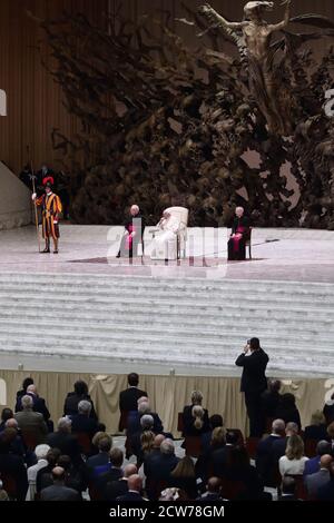 Città del Vaticano. 28 settembre 2020 - Città del Vaticano (Santa sede) - PAPA FRANCESCO durante l'udienza ai dirigenti e agli agenti dell'Ispettorato di pubblica sicurezza Varican (polizia Italiana) con i loro familiari, in occasione del 75° anniversario di istituzione ad Aula Paolo VI in Vaticano. © EvandroInetti via ZUMA Wire Credit: Evandro Inetti/ZUMA Wire/Alamy Live News Foto Stock