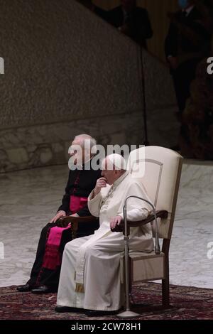 Città del Vaticano. 28 settembre 2020 - Città del Vaticano (Santa sede) - PAPA FRANCESCO durante l'udienza ai dirigenti e agli agenti dell'Ispettorato di pubblica sicurezza Varican (polizia Italiana) con i loro familiari, in occasione del 75° anniversario di istituzione ad Aula Paolo VI in Vaticano. © EvandroInetti via ZUMA Wire Credit: Evandro Inetti/ZUMA Wire/Alamy Live News Foto Stock