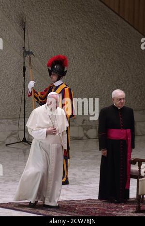 Città del Vaticano. 28 settembre 2020 - Città del Vaticano (Santa sede) - PAPA FRANCESCO durante l'udienza ai dirigenti e agli agenti dell'Ispettorato di pubblica sicurezza Varican (polizia Italiana) con i loro familiari, in occasione del 75° anniversario di istituzione ad Aula Paolo VI in Vaticano. © EvandroInetti via ZUMA Wire Credit: Evandro Inetti/ZUMA Wire/Alamy Live News Foto Stock