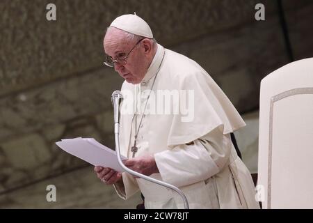 Città del Vaticano. 28 settembre 2020 - Città del Vaticano (Santa sede) - PAPA FRANCESCO durante l'udienza ai dirigenti e agli agenti dell'Ispettorato di pubblica sicurezza Varican (polizia Italiana) con i loro familiari, in occasione del 75° anniversario di istituzione ad Aula Paolo VI in Vaticano. © EvandroInetti via ZUMA Wire Credit: Evandro Inetti/ZUMA Wire/Alamy Live News Foto Stock