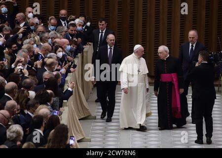 Città del Vaticano. 28 settembre 2020 - Città del Vaticano (Santa sede) - PAPA FRANCESCO durante l'udienza ai dirigenti e agli agenti dell'Ispettorato di pubblica sicurezza Varican (polizia Italiana) con i loro familiari, in occasione del 75° anniversario di istituzione ad Aula Paolo VI in Vaticano. © EvandroInetti via ZUMA Wire Credit: Evandro Inetti/ZUMA Wire/Alamy Live News Foto Stock