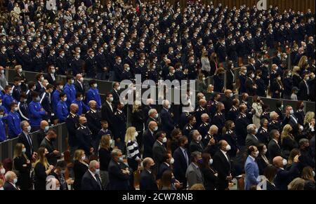 Città del Vaticano. 28 settembre 2020 - Città del Vaticano (Santa sede) - PAPA FRANCESCO durante l'udienza ai dirigenti e agli agenti dell'Ispettorato di pubblica sicurezza Varican (polizia Italiana) con i loro familiari, in occasione del 75° anniversario di istituzione ad Aula Paolo VI in Vaticano. © EvandroInetti via ZUMA Wire Credit: Evandro Inetti/ZUMA Wire/Alamy Live News Foto Stock
