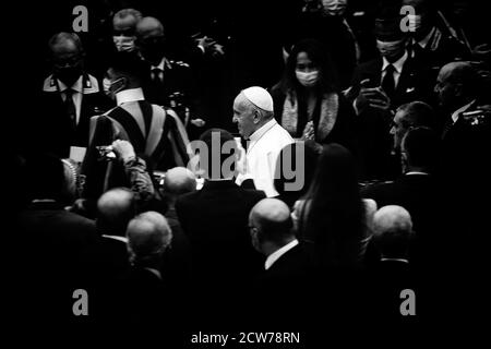 Città del Vaticano. 28 settembre 2020 - Città del Vaticano (Santa sede) - PAPA FRANCESCO durante l'udienza ai dirigenti e agli agenti dell'Ispettorato di pubblica sicurezza Varican (polizia Italiana) con i loro familiari, in occasione del 75° anniversario di istituzione ad Aula Paolo VI in Vaticano. © EvandroInetti via ZUMA Wire Credit: Evandro Inetti/ZUMA Wire/Alamy Live News Foto Stock