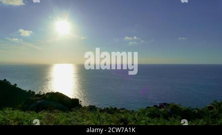 Tramonto con riflessi su una montagna con felci dal Costa del Mar Cantabriano Foto Stock