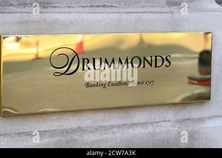 Londra, Inghilterra, Regno Unito. Drummonds Bank HQ (fondata nel 1717 acquistata dalla Royal Bank of Scotland nel 1924) a 49 Charing Cross, in Trafalgar Square. Ottone Foto Stock