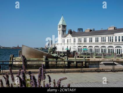 Il City Pier A è un punto di riferimento a Battery Park, New York, Stati Uniti Foto Stock