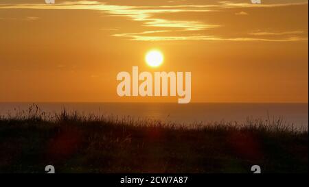 Tramonto con riflessi sulla costa del Mar Cantabriano Foto Stock