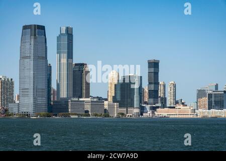 Skyline del New Jersey da New York Harbour, New York, Stati Uniti Foto Stock