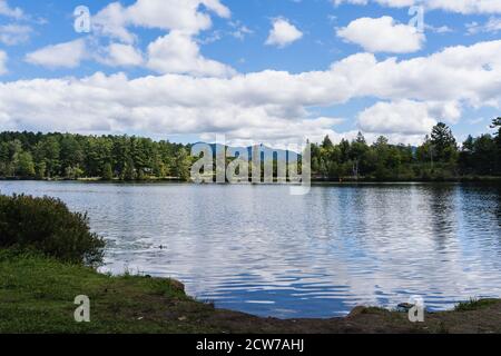 Una vista del Lago Mirror e dei suoi paesaggi circostanti in Lake Placid, NY in una giornata di sole Foto Stock