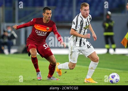 Leonardo Spinazzola di Roma (L) e Dejan Kulusevski di Juventus (R) in azione durante il campionato italiano Serie A football Corrispondenza tra COME Roma Foto Stock