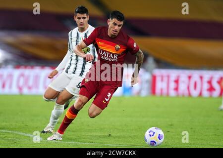 Alvaro Morata di Juventus (L) e Roger Ibanez di Roma (R) in azione durante il campionato italiano Serie A football Corrispondenza TRA ROMA E Juvent Foto Stock