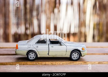 POZNAN, POLONIA - 26 ottobre 2016: Bburago giocattolo modello Mercedes Benz auto su un tavolo Foto Stock