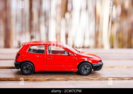 POZNAN, POLONIA - 26 ottobre 2016: Auto giocattolo rossa Bburago Fiat Bravo su un tavolo Foto Stock