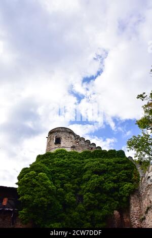 Le rovine del castello di Chojnik, nel Parco Nazionale di Karkonosze in Polonia. Foto Stock