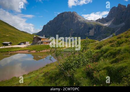 Maestosa scena mattutina del rifugio Baita Segantini con la vetta del Cimon della pala. Vista estiva sulle Alpi Dolomiti, Passo Rolle, Trentino, Ita Foto Stock