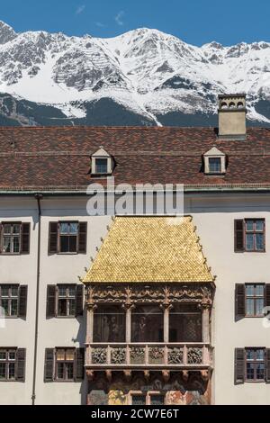 INNSBRUCK, AUSTRIA - 5 MAGGIO 2016: L'iconico tetto dorato in piastrelle di rame nella città vecchia di Innsbruck, Austria. Le cime innevate dell'Alp Foto Stock