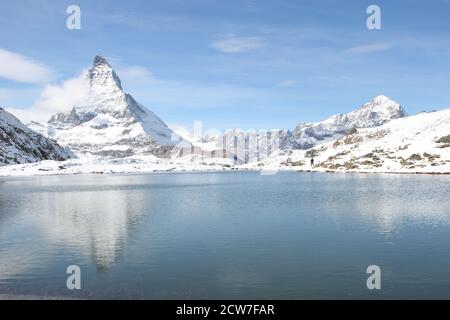 Splendida vista sul Cervino invernale sul lago di Riffelsee, Zermatt, Svizzera, Europa Foto Stock