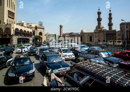 CAIRO, EGITTO - 13 MARZO 2010 : blocco del traffico lungo una strada arteriosa al Cairo nel primo pomeriggio. Foto Stock