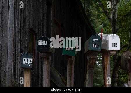 Una fila di caselle postali sul lato della strada Foto Stock