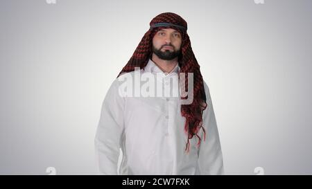 sceicco serio che ha una passeggiata su sfondo gradiente. Foto Stock