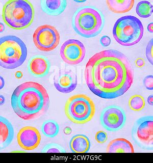 Cerchio multicolore motivo senza giunture acquerello. Astratto acquerello cerchi colorati su sfondo viola lavanda. Texture rotonda disegnata a mano Foto Stock