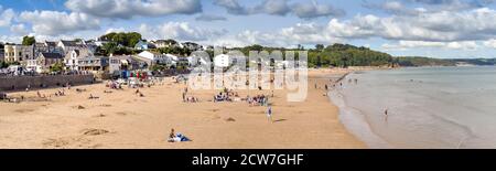 SAUNDERSFOOT, PEMBROKESHIRE, GALLES - 2018 AGOSTO: Lungomare e spiaggia a bassa marea a Saundersfoot, Galles occidentale. Foto Stock