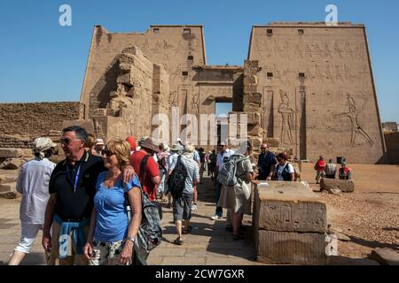 Il pilone al Tempio di Horus a Edfu in Egitto. Alte 36 metri, le pareti dei piloni sono incise con rilievi di Tolomeo XII Neos Dionysos. Foto Stock