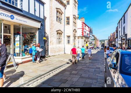 Conwy High Street verso il Quay nel centro storico di Conwy Galles del Nord, Conwy Town, Galles del Nord, Regno Unito, Conwy, Conwy Town Center, Conwy High Street Foto Stock