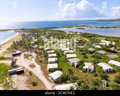 Alta vista aerea di case danneggiate e abbandonate come un Risultato di uragani e tempeste che colpiscono l'isola caraibica di St.Maarten Foto Stock