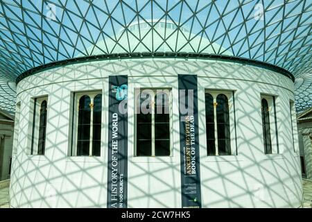 Londra, UK, 27 febbraio 2011 : il British Museum futuristico tetto di vetro del quadrilatero centrale della Grande Corte che è un popolare viaggio desti Foto Stock