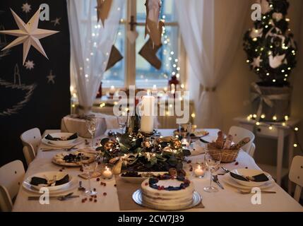 Un tavolo per la cena al tempo di Natale. Foto Stock