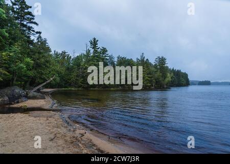 Un lago vicino al lago Placid, NY in una giornata buia Foto Stock