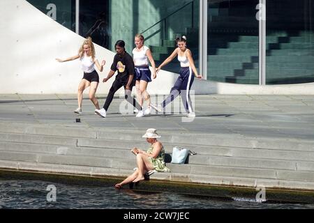 La vita quotidiana di Berlino il gruppo di danza si esibisce sulle banche Del fiume Sprea Berlino Germania danzare Foto Stock