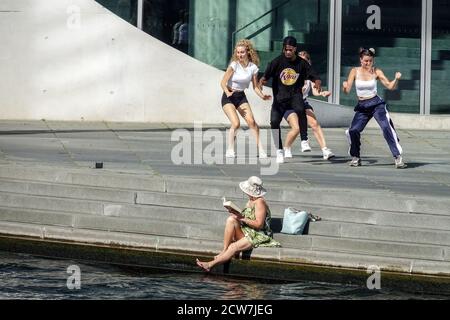 Berlino danza il gruppo di danza prove sulle rive del Il fiume Sprea Berlino Germania danzare Foto Stock