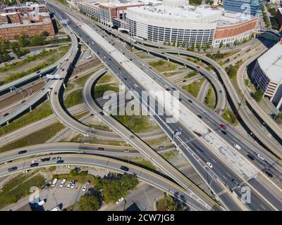 Providence Interchange Road all'Interstate Highway i-95 uscita 22 per Memorial Blvd vista aerea nel centro di Providence, Rhode Island RI, USA. Foto Stock