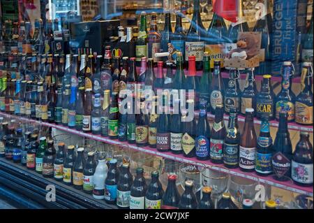 Birre belghe in vendita in un negozio di birra, Bruges, Belgio Foto © Fabio Mazzarella/Sintesi/Alamy Stock Foto Foto Stock