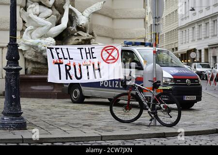 Vienna, Austria. 28 settembre 2020. Estinzione ribellione protesta a Michaelerplatz a Vienna. Ad un evento che non è stato registrato secondo la polizia, gli attivisti hanno occupato la piazza con tende e bandiere, tra le altre cose. Credit: Franz PERC/Alamy Live News Foto Stock