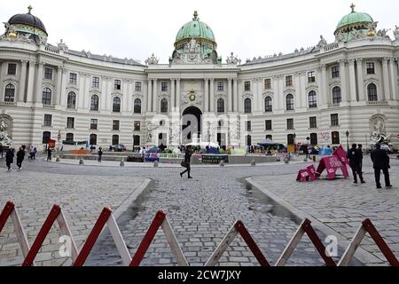 Vienna, Austria. 28 settembre 2020. Estinzione ribellione protesta a Michaelerplatz a Vienna. Ad un evento che non è stato registrato secondo la polizia, gli attivisti hanno occupato la piazza con tende e bandiere, tra le altre cose. Credit: Franz PERC/Alamy Live News Foto Stock