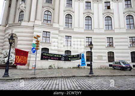 Vienna, Austria. 28 settembre 2020. Estinzione ribellione protesta a Michaelerplatz a Vienna. Ad un evento che non è stato registrato secondo la polizia, gli attivisti hanno occupato la piazza con tende e bandiere, tra le altre cose. L'immagine mostra un banner che recita "la politica di protezione immediata del clima". Credit: Franz PERC/Alamy Live News Foto Stock