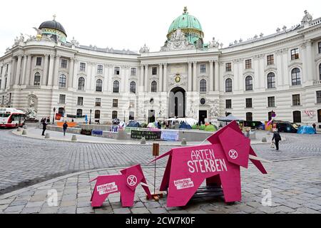 Vienna, Austria. 28 settembre 2020. Estinzione ribellione protesta a Michaelerplatz a Vienna. Ad un evento che non è stato registrato secondo la polizia, gli attivisti hanno occupato la piazza con tende e bandiere, tra le altre cose. Credit: Franz PERC/Alamy Live News Foto Stock