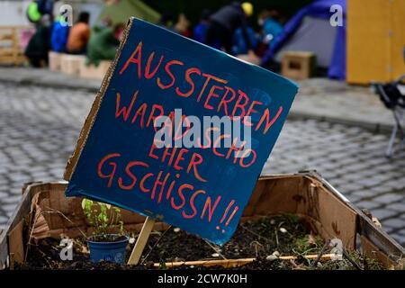 Vienna, Austria. 28 settembre 2020. Estinzione ribellione protesta a Michaelerplatz a Vienna. Ad un evento che non è stato registrato secondo la polizia, gli attivisti hanno occupato la piazza con tende e bandiere, tra le altre cose. L'immagine mostra una tavola con l'iscrizione 'l'estinzione sarebbe piuttosto crappy'. Credit: Franz PERC/Alamy Live News Foto Stock