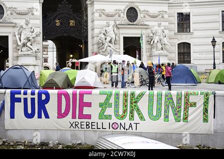 Vienna, Austria. 28 settembre 2020. Estinzione ribellione protesta a Michaelerplatz a Vienna. Ad un evento che non è stato registrato secondo la polizia, gli attivisti hanno occupato la piazza con tende e bandiere, tra le altre cose. L'immagine mostra un banner con l'iscrizione 'per il futuro'. Credit: Franz PERC/Alamy Live News Foto Stock