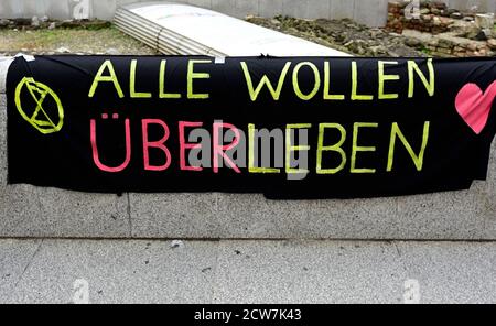 Vienna, Austria. 28 settembre 2020. Estinzione ribellione protesta a Michaelerplatz a Vienna. Ad un evento che non è stato registrato secondo la polizia, gli attivisti hanno occupato la piazza con tende e bandiere, tra le altre cose. L'immagine mostra un banner che recita "tutti vogliono sopravvivere". Credit: Franz PERC/Alamy Live News Foto Stock