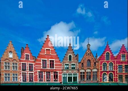 Mercato, noto come Markt, con case colorate e incantevoli caffè di strada, Bruges patrimonio mondiale dell'UNESCO, Belgio Foto © Fabio Mazzarella/ Foto Stock