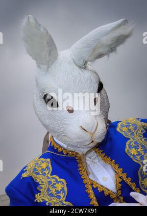 Un cosplayer come il coniglio bianco di Alice nel paese delle meraviglie pone al MCM Comicon London, UK Foto Stock