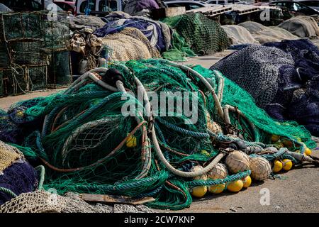 Reti da pesca commerciali sul lato di un porto in Catalogna, Spagna Foto Stock