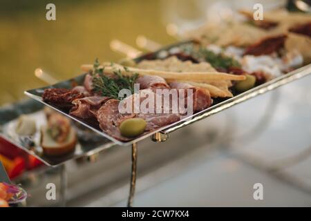 Diversi spuntini luzury e antipasto a festa. Tavolo da concerto con snack all'aperto Foto Stock
