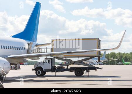 Caricamento di cibo e altri articoli di manutenzione per un aereo passeggeri volo Foto Stock